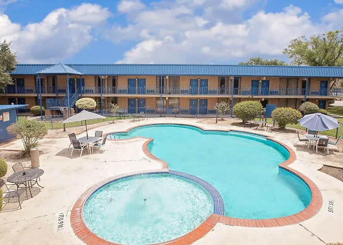 Days Inn By Wyndham Bay City